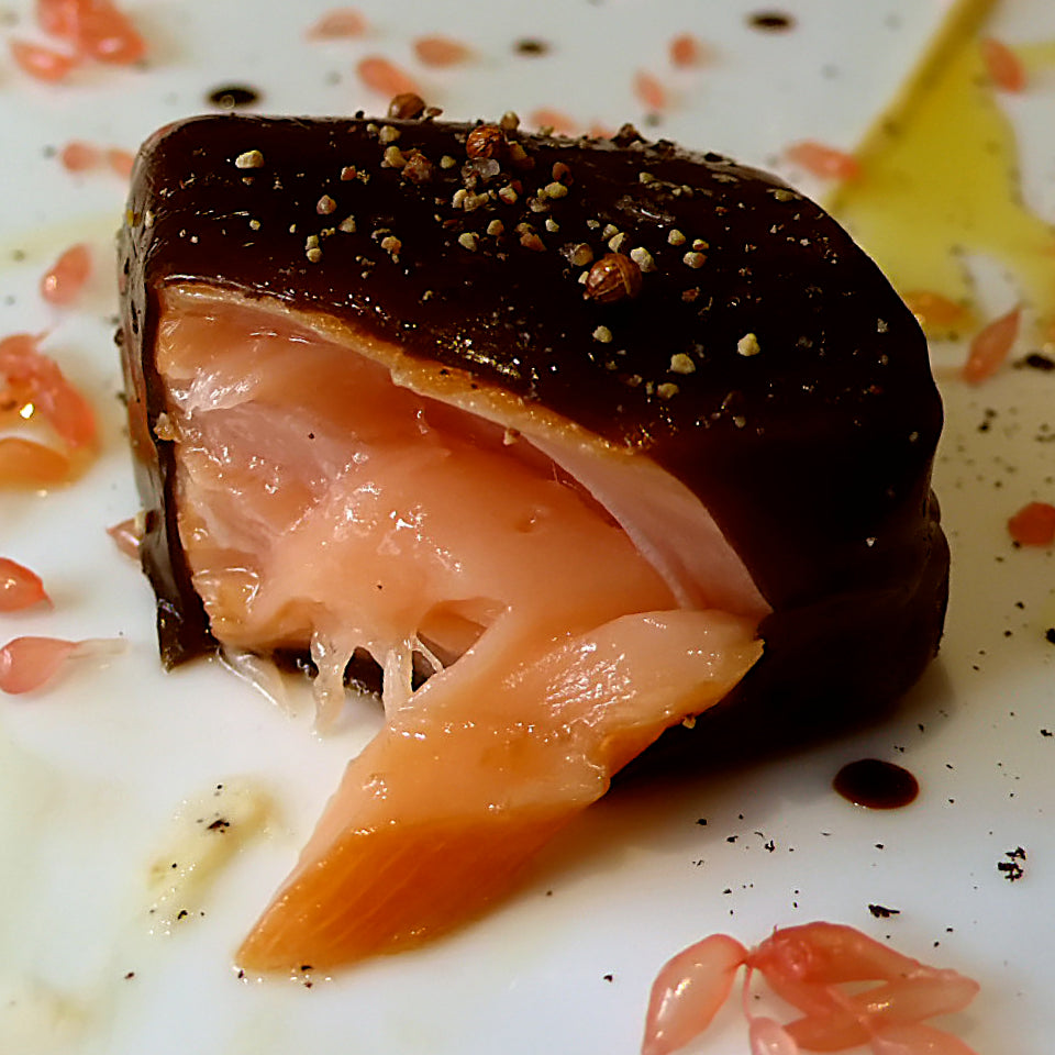 Fotografia originale del salmone in gel di liquirizia al The Fat Duck. Foto misskoslow, CC BY-SA 2.0.