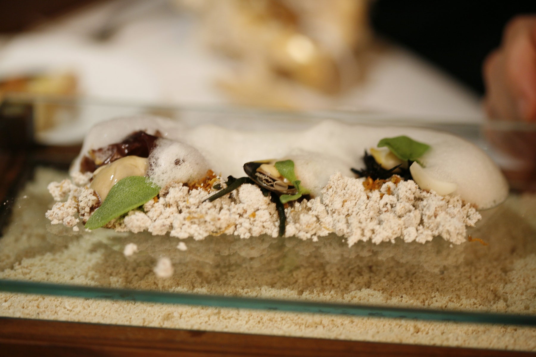 Sound of the Sea, piatto originale di Heston Blumenthal al The Fat Duck. Fotografia di Charles Haynes, 2008, CC BY-SA 2.0.