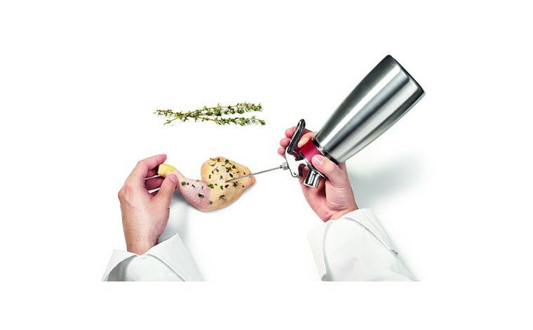 Remplissage des aiguilles d'injection : choux à la crème, cannoli et seringues à siphon ISI