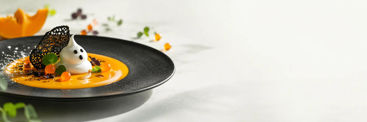 Cucina molecolare Halloween con crema di zucca e meringa fantasma