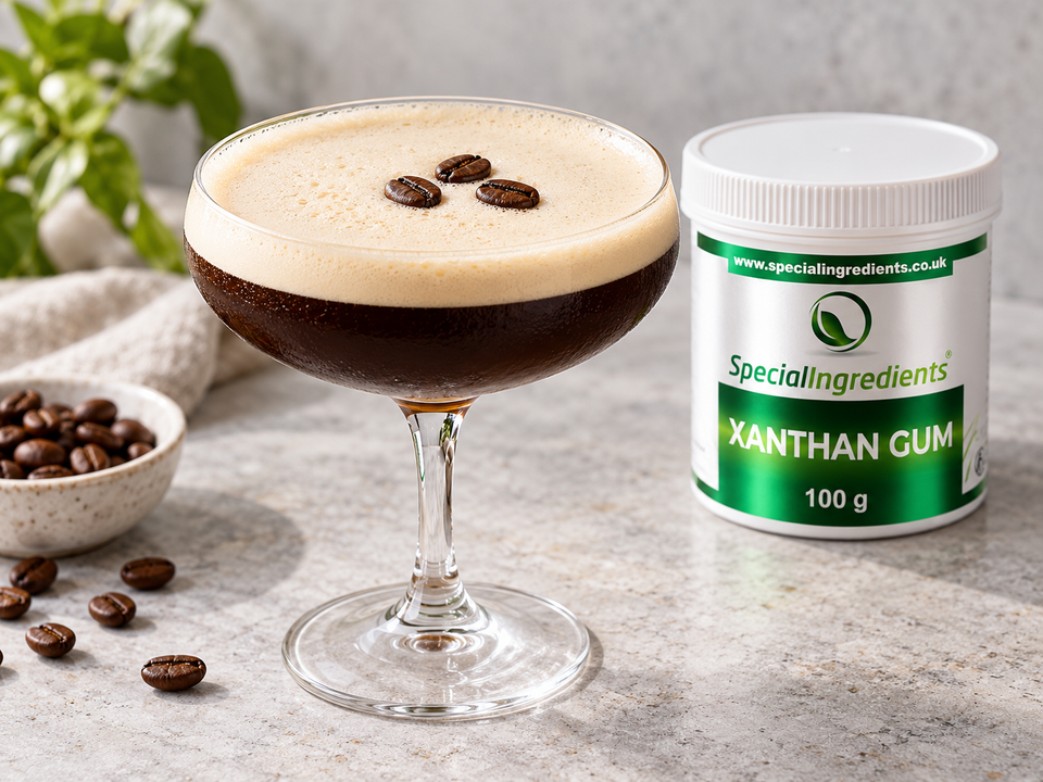 Espresso Martini con schiuma di latte — preparazione con confezione attuale Special Ingredients