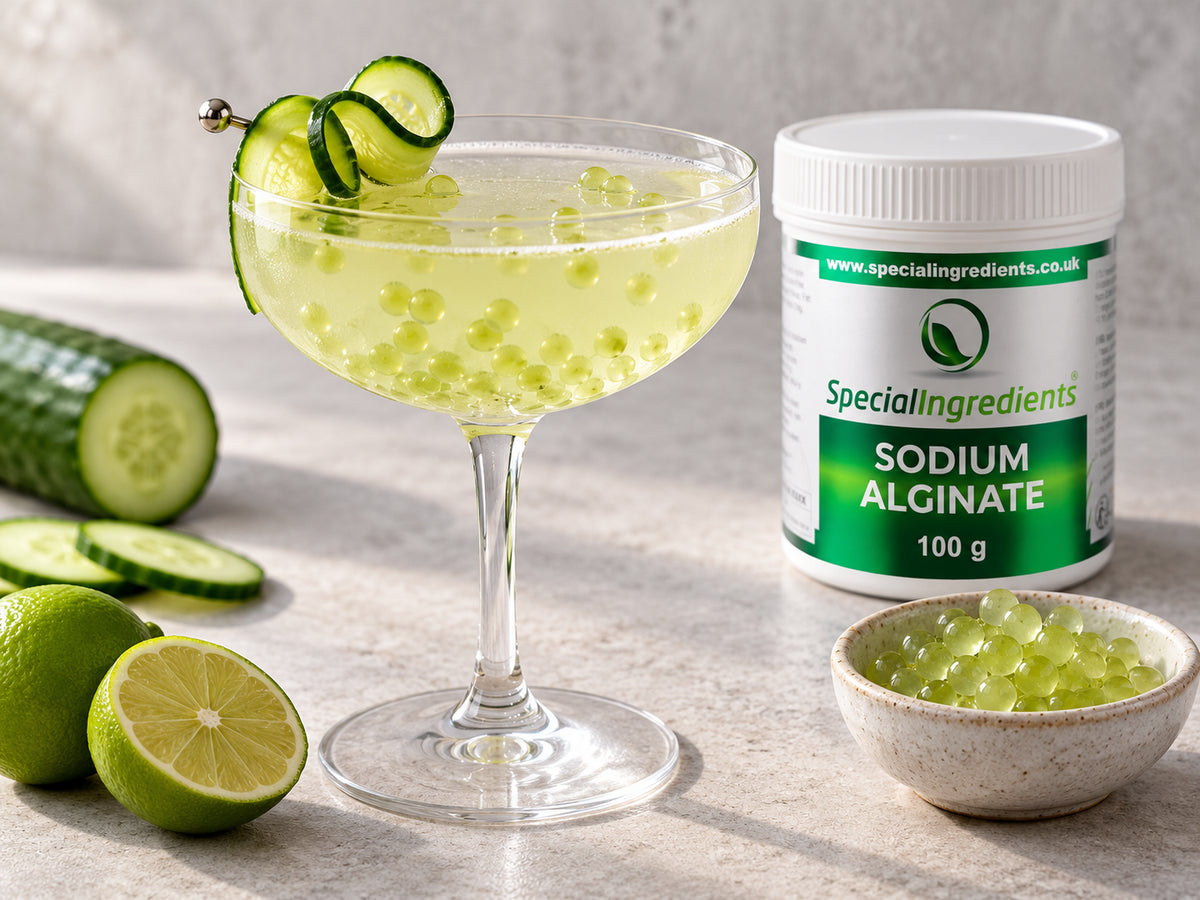 Gurken-Gimlet mit flüssigen Perlen